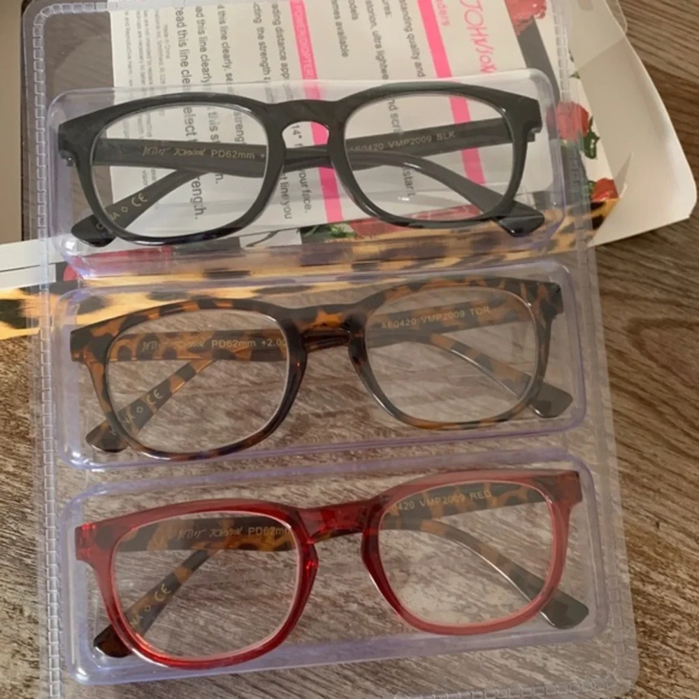 NIB BETSEY JOHNSON READING GLASSES SET